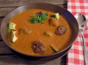 Tomatensuppe mit Avocado und Hackbällchen