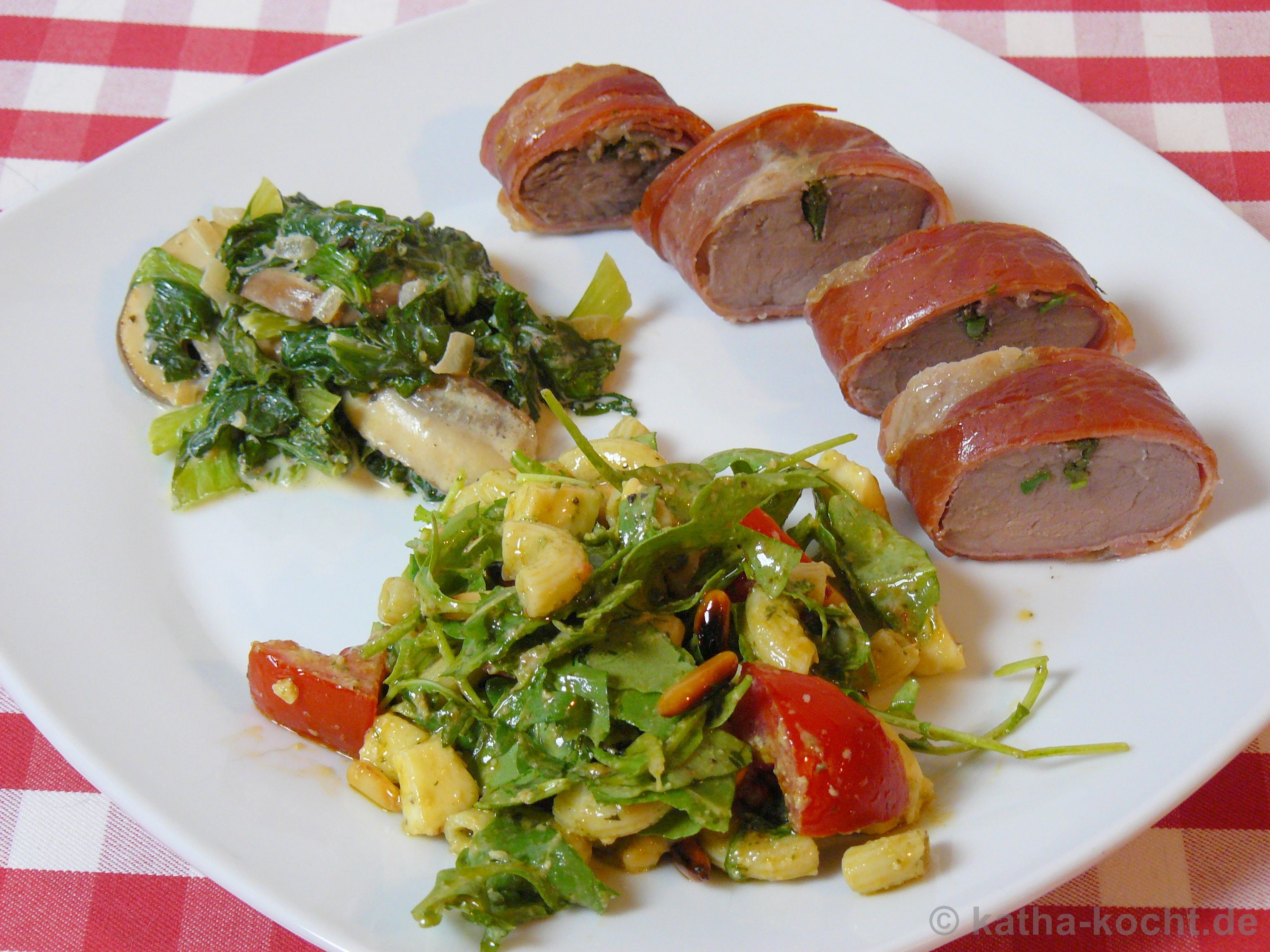Ibericofilet & Estragon in Serranoschinken mit sahniger Mangold-Pilzpfanne und Salat