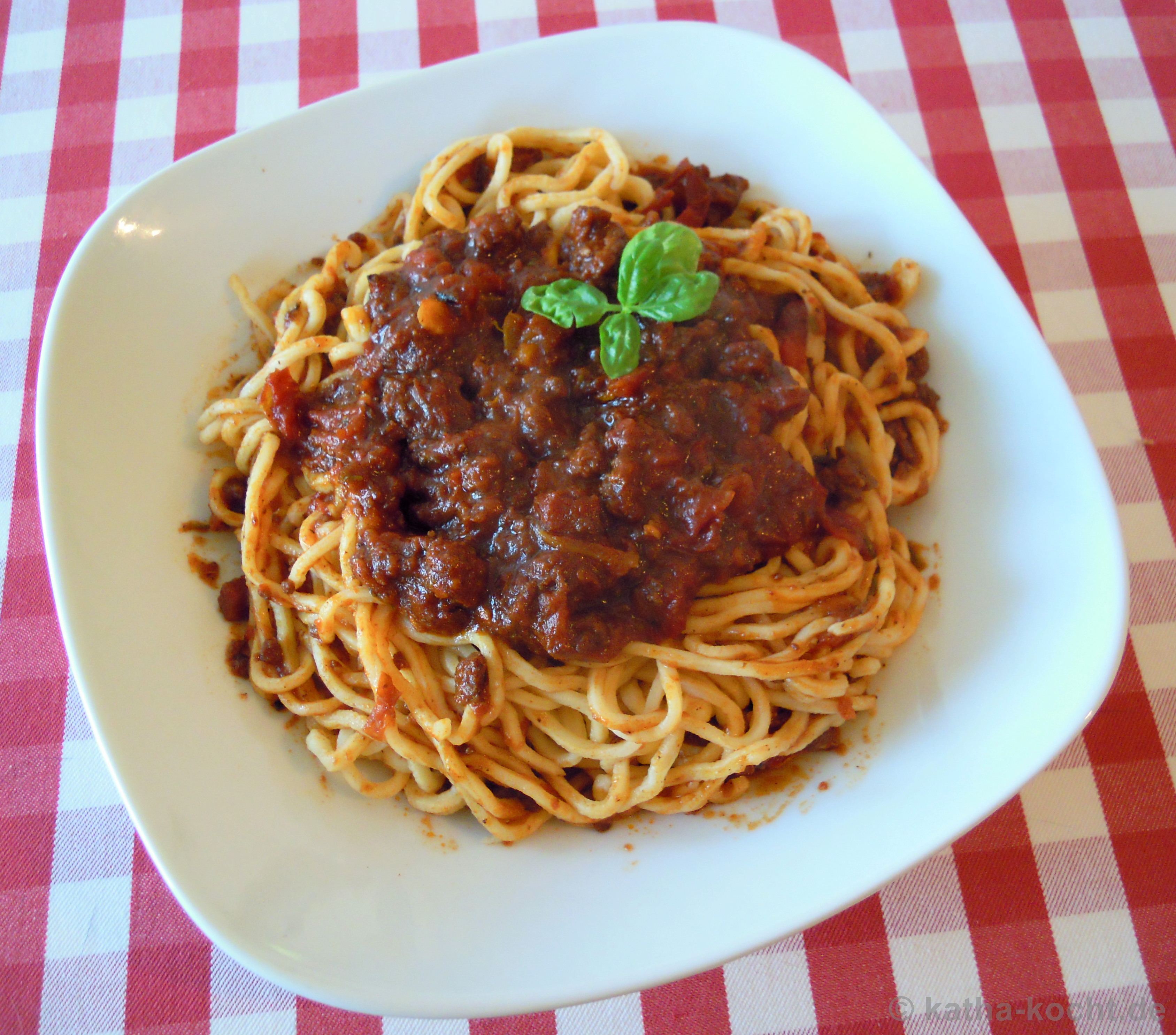 Spaghetti Bolognese mit Zutaten aus der Toskana