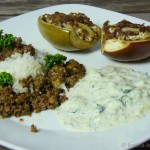 Bunte Auberginen mit griechischer Füllung, Reis und Tsatziki