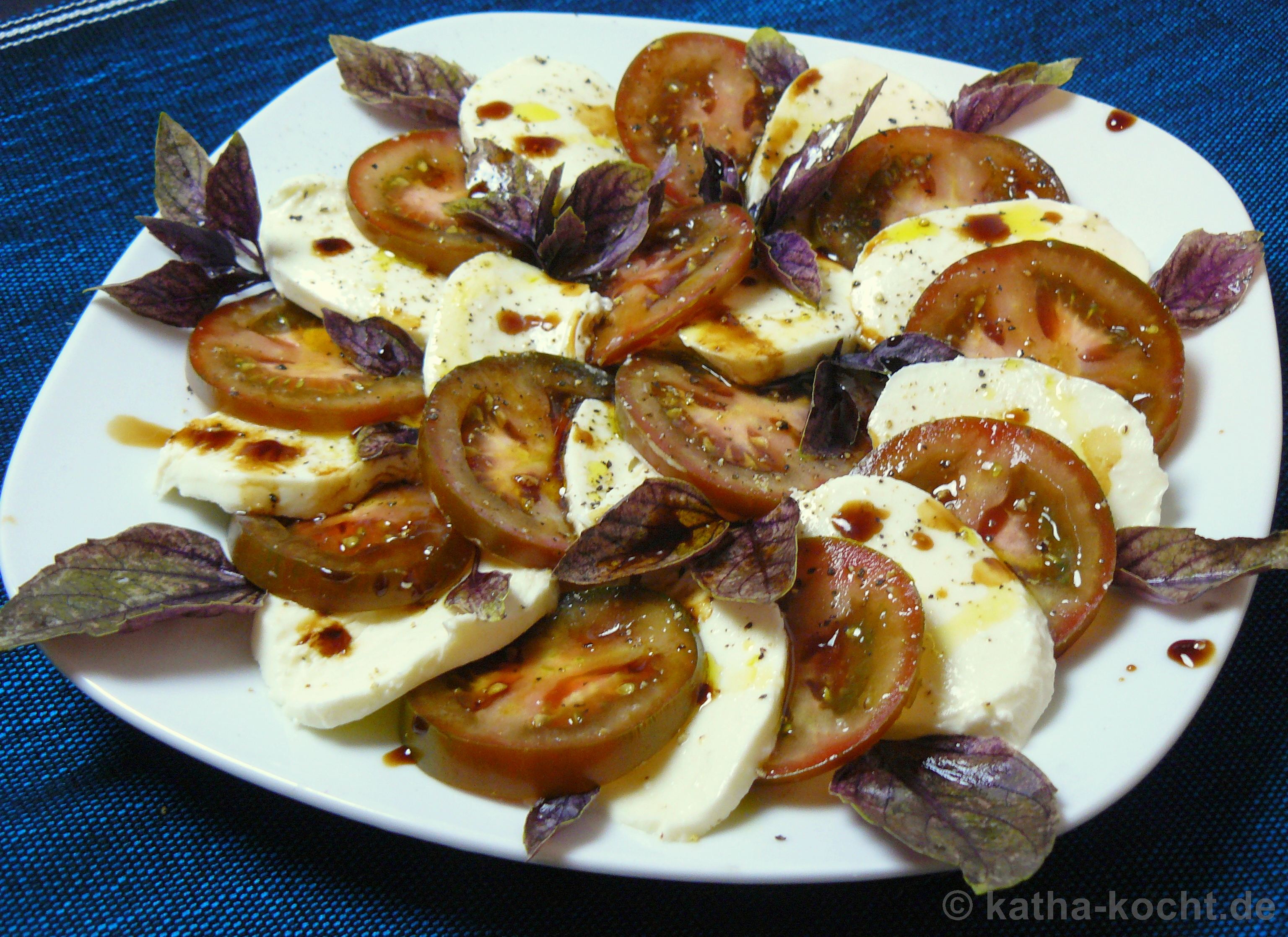 Schwarz-weißer Tomate-Mozzarella Salat