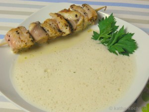 Sellerie-Crémesüppchen mit zitronigen Wels-Spießen