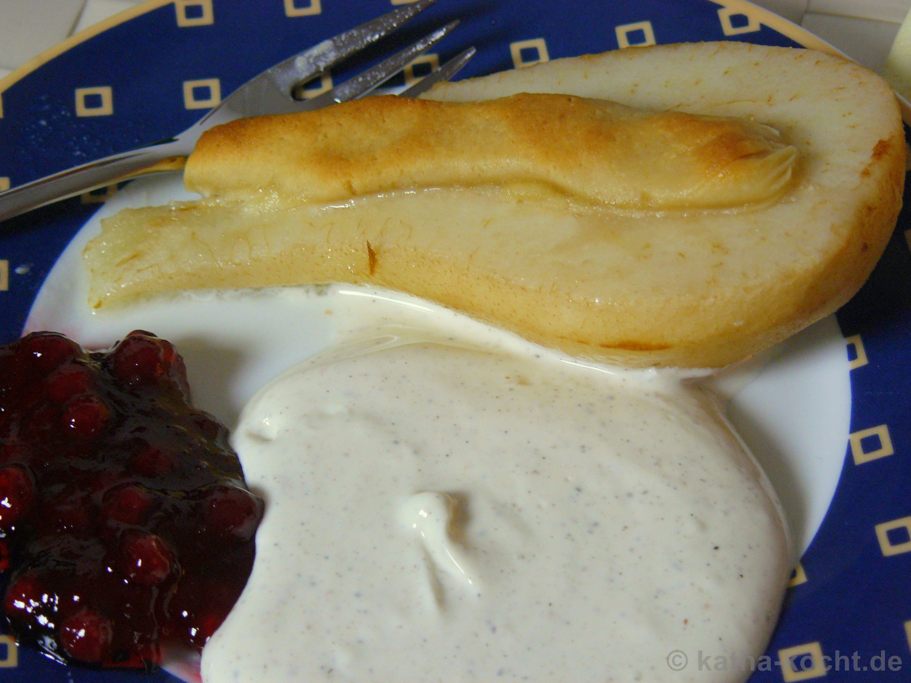 Bratbirne mit Zimt-Mascarpone Créme und Preiselbeeren