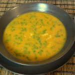 Süßkartoffelsuppe mit Hähnchen und Koriander