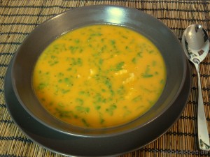 Süßkartoffelsuppe mit Hähnchen und Koriander