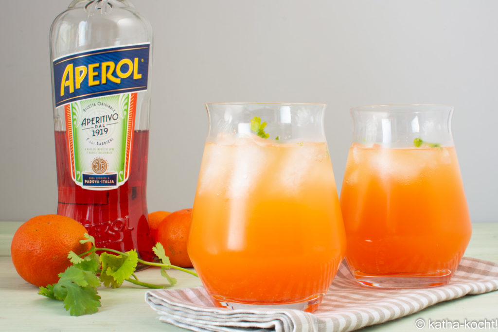 Aperol Spritz mit Orangensaft und Koriander