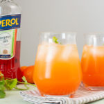 Aperol-Spritz mit Orangensaft und Koriander
