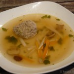 Klare Gemüsesuppe mit Kalbs-Pistazien-Klößchen