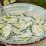 Klassischer Gurkensalat mit Joghurt und Dill