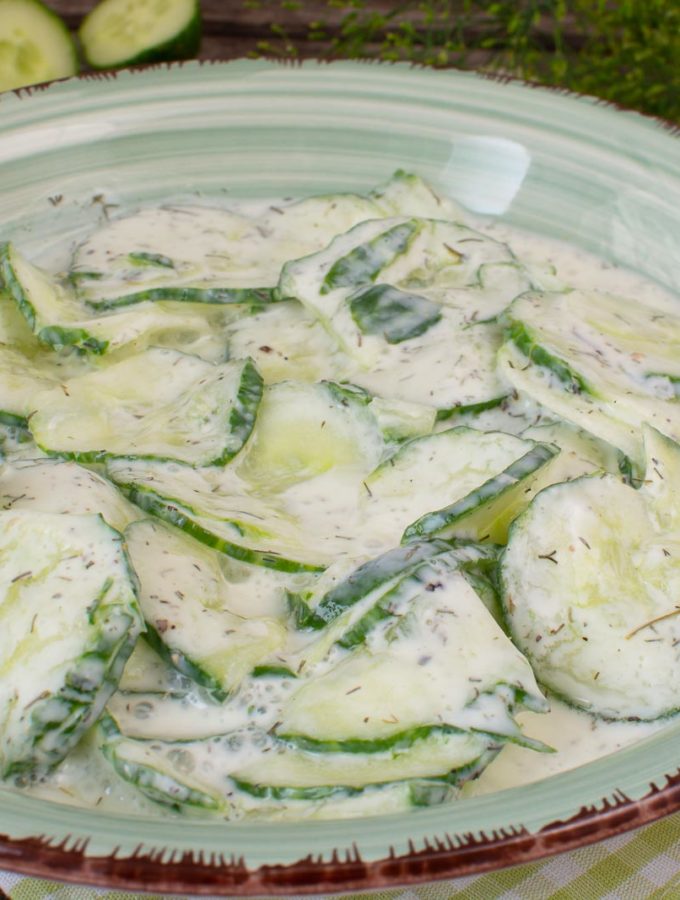 Klassischer Gurkensalat mit Joghurt und Dill