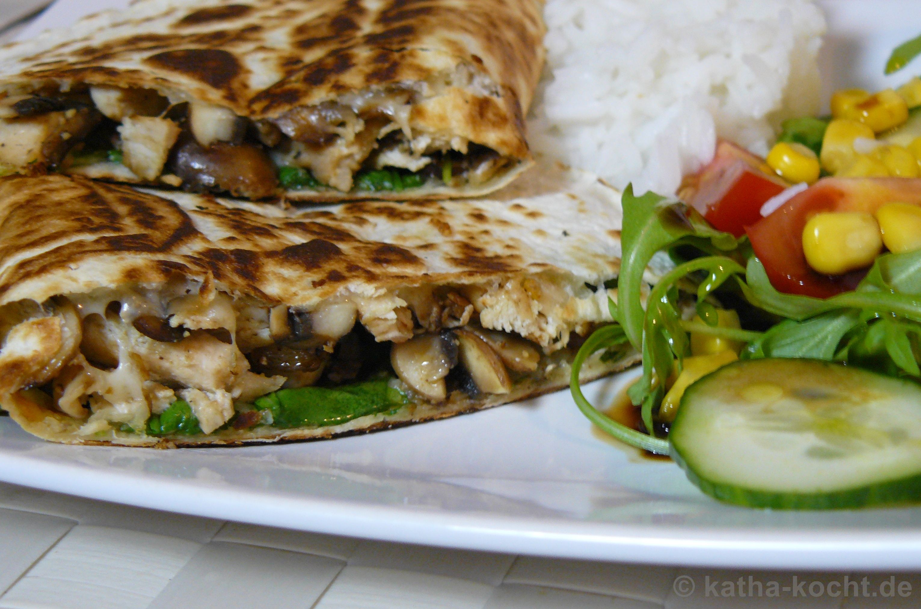 Hähnchen Quesadilla mit Salat, Reis und Dips