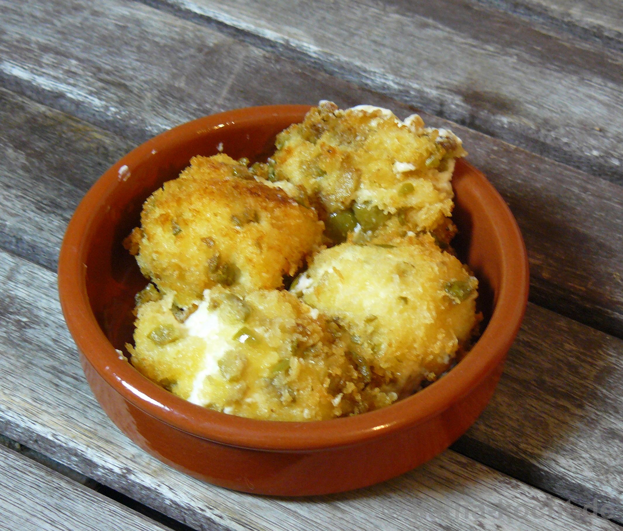 Tapas - frittierte Frischkäsebällchen mit Oliven