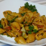 Conchiglie mit Herzmuscheln und Zucchini