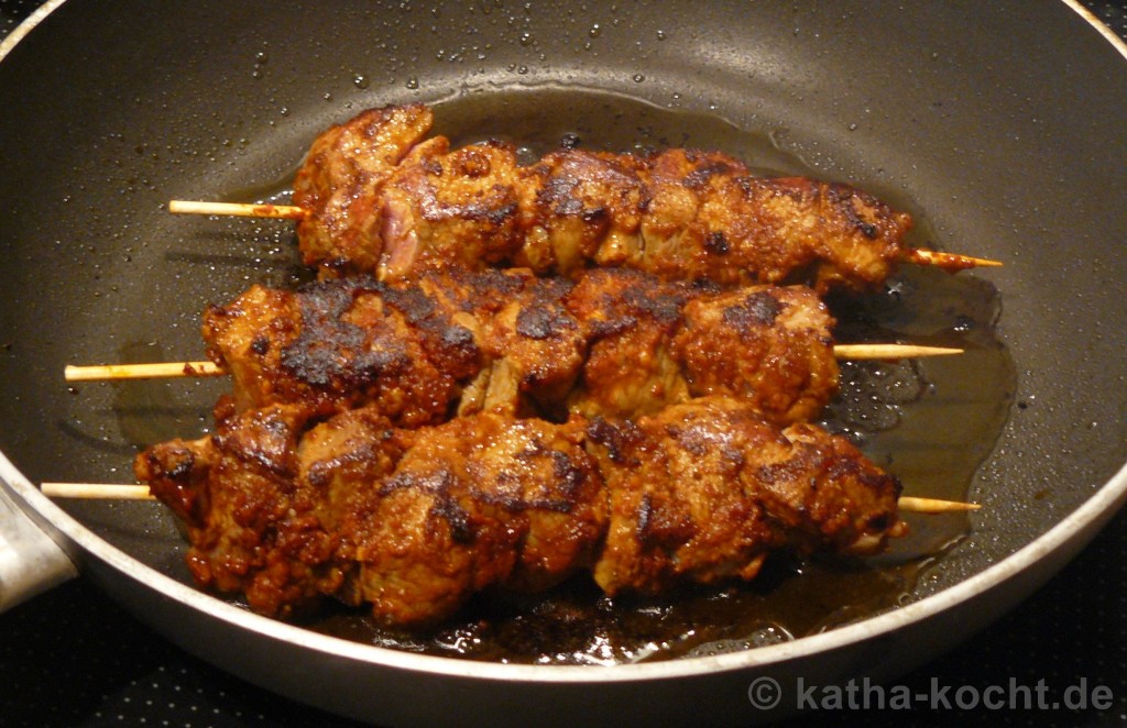 Lamm-Kebab Spieße mit Bulgursalat und kleinen Fladenbroten - Katha-kocht!