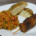 Lamm-Kebab Spieße mit Bulgursalat und kleinen Fladenbroten