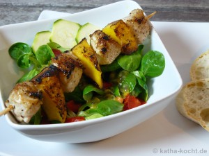 Mango-Hähnchenspieße und Salat mit Passionsfrucht-Dressing