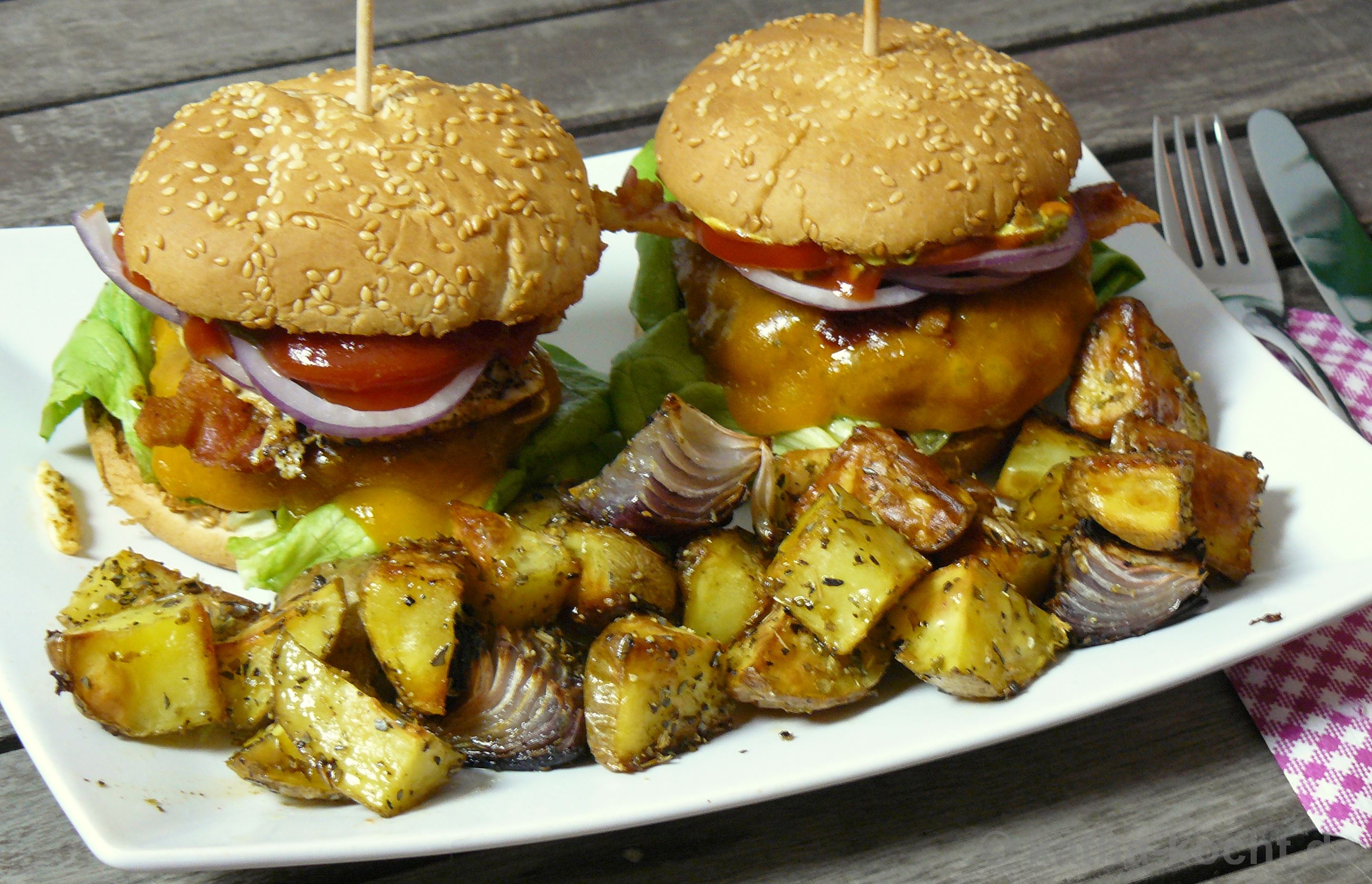 BBQ-Burger mit Kartoffelspalten