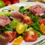 Salat mit Parmaschinken und Knoblauch-Pizzabrot
