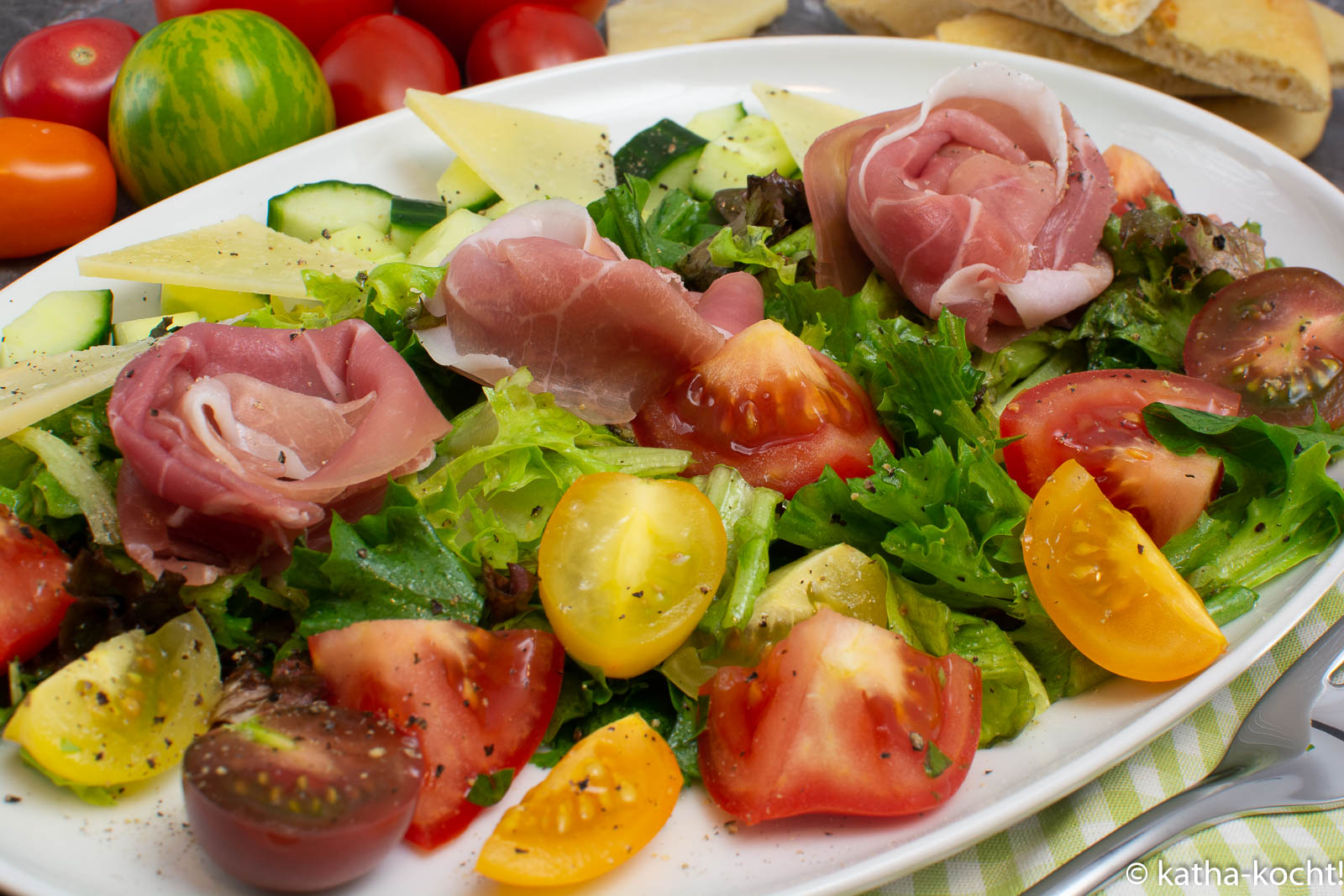 Salat mit Parmaschinken und Knoblauch-Pizzabrot - Katha-kocht!