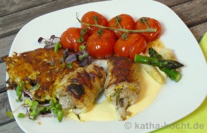 Zucchini-Schweineröllchen mit Spargelreibeplätzchen Zucchini-Schweineröllchen mit Spargelreibeplätzchen