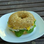 Pute-Mango Bagel mit Honig und Senf