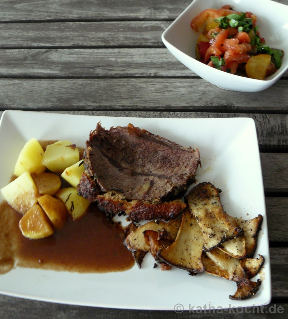 Rinderbraten mit Parmesankruste, Kräuterseitlingen und Tomaten-Bärlauch ...
