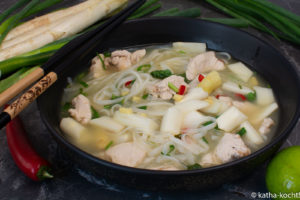 Thai-Suppe mit Huhn und Spargel