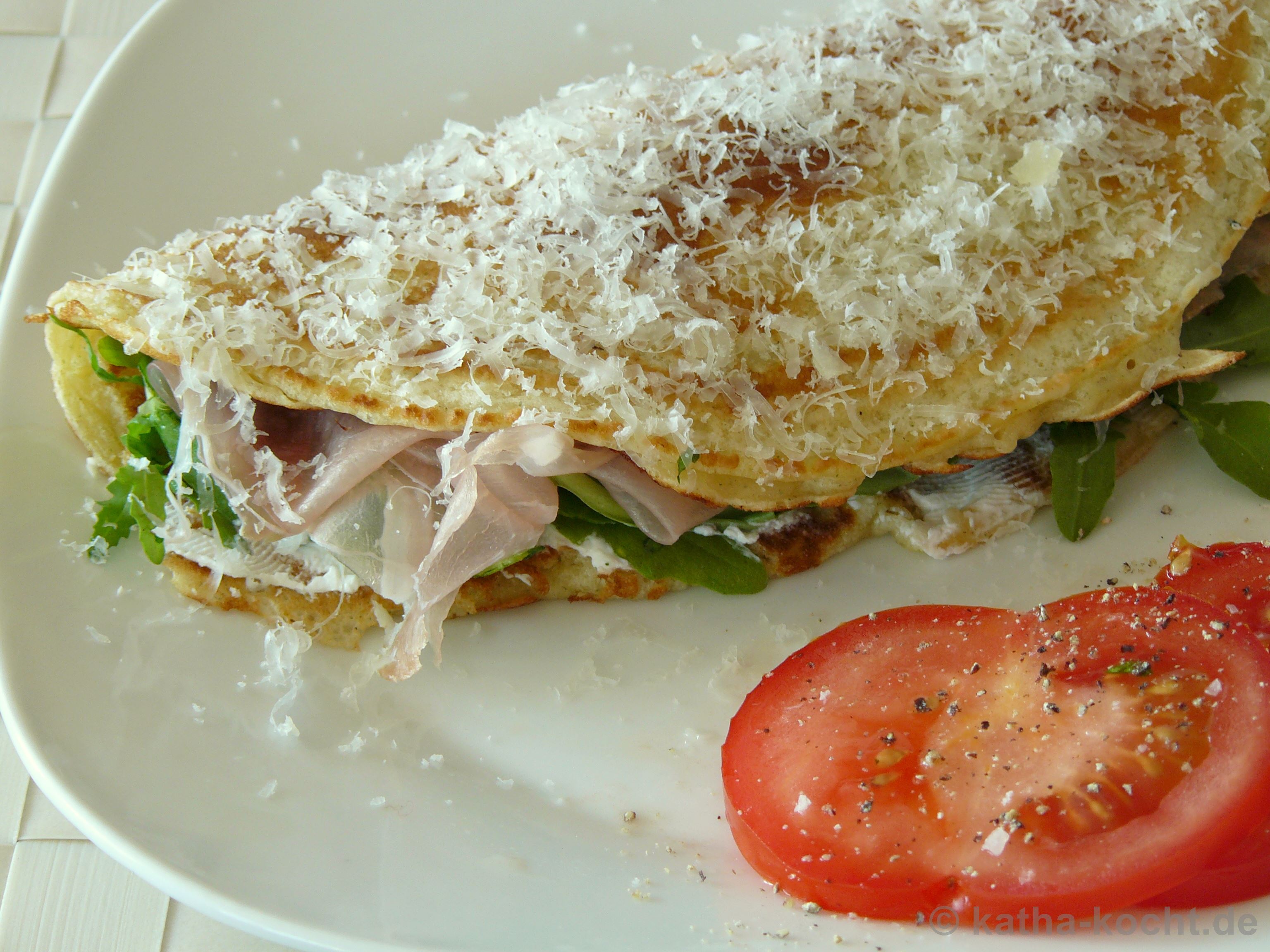 Herzhafte Eier- / Pfannkuchen mit Rucola und Parmaschinken