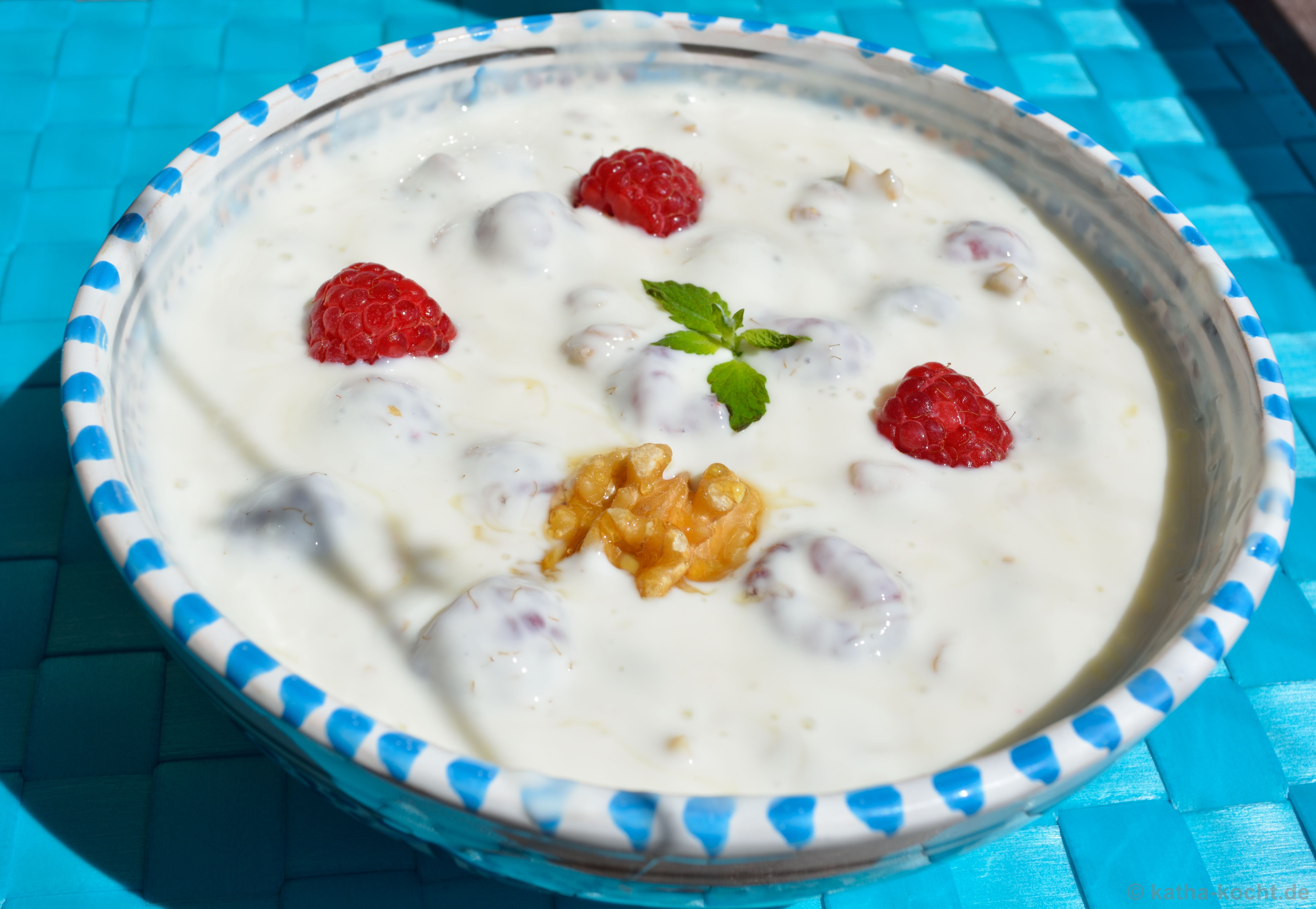Himbeer-Walnuss-Joghurt zum Frühstück