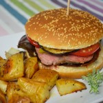 Griechischer Hamburger mit Kartoffelspalten