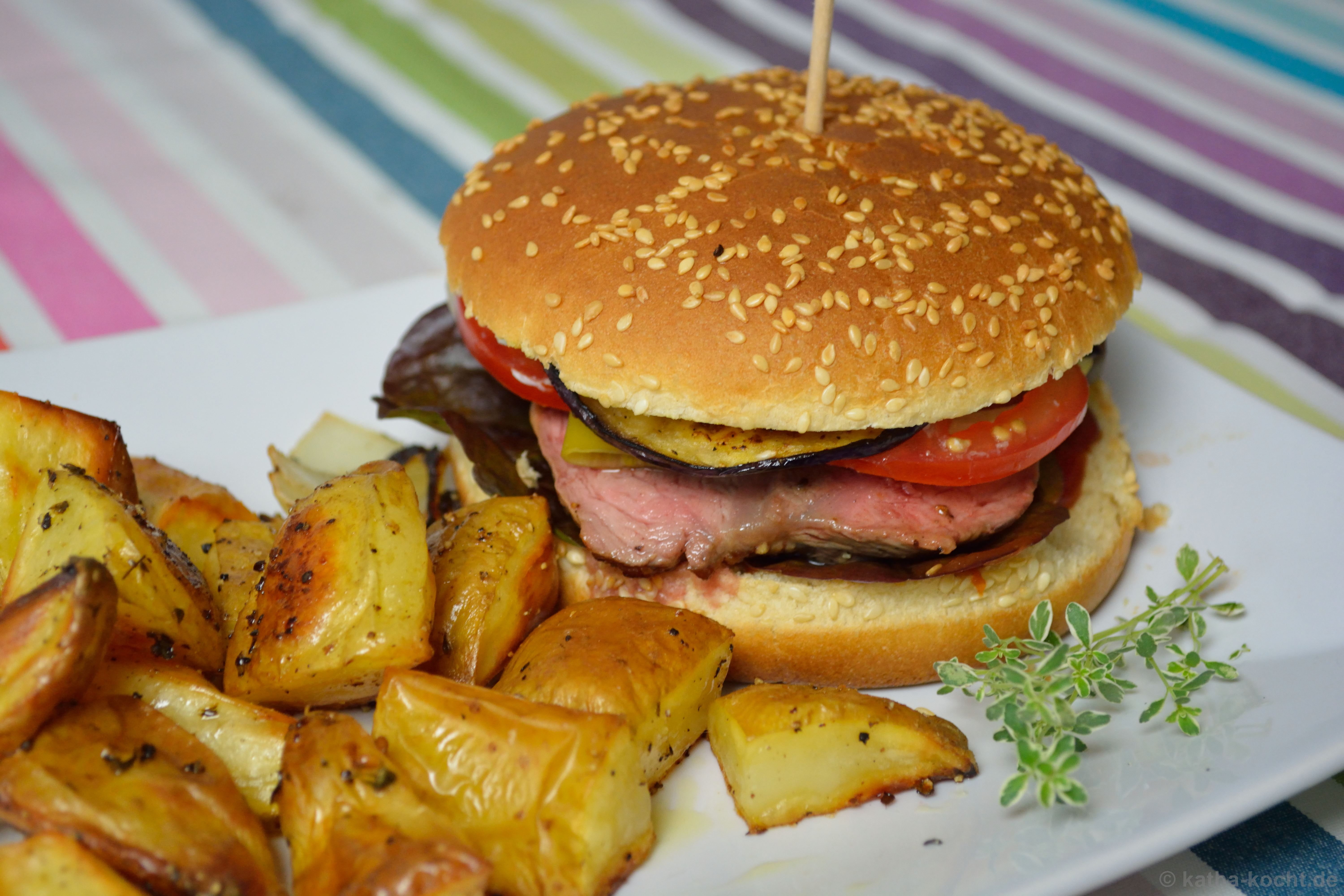 Griechischer Hamburger mit Kartoffelspalten