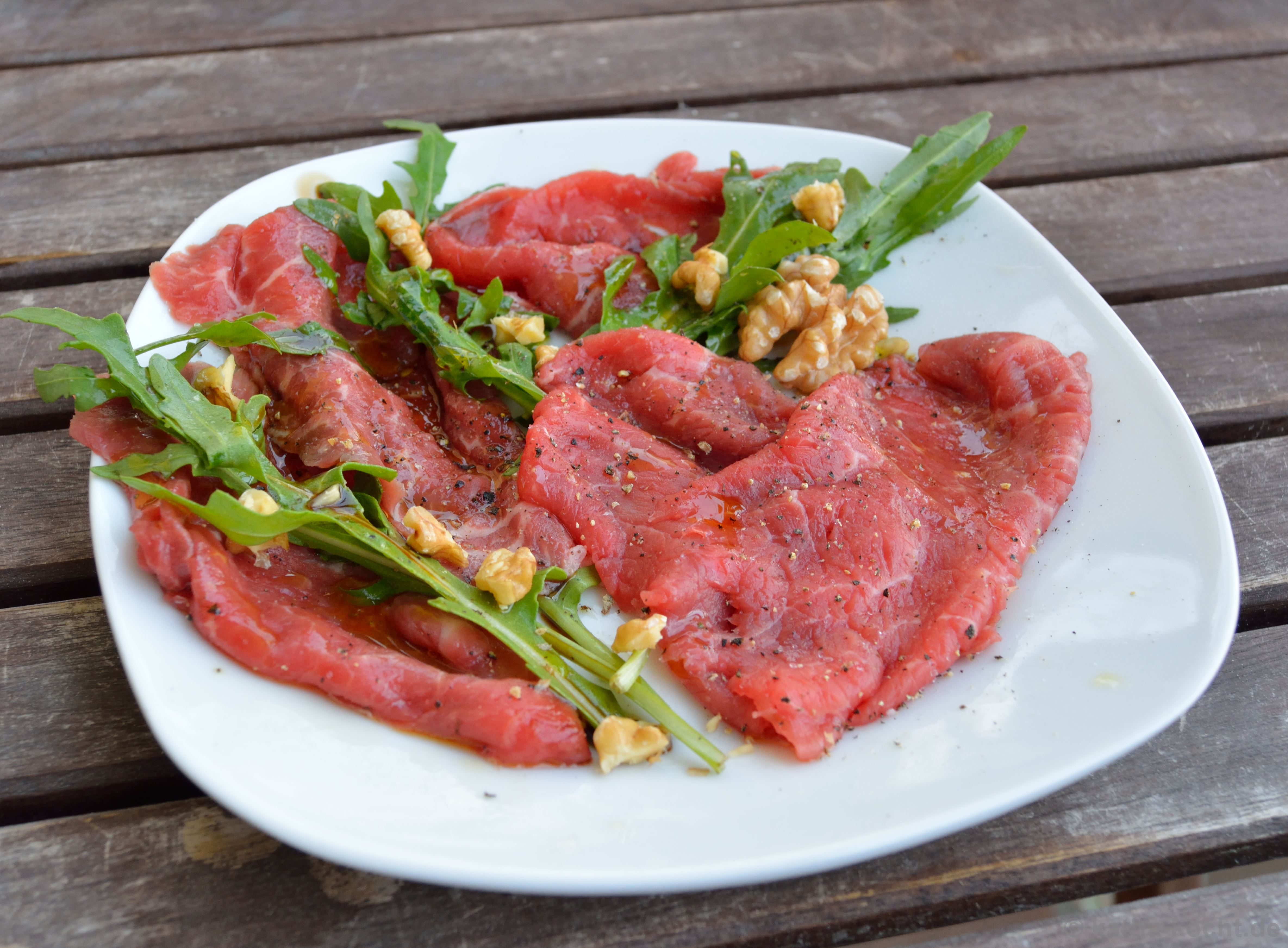 Rindercarpaccio mit Walnüssen und Rucola - Katha-kocht!