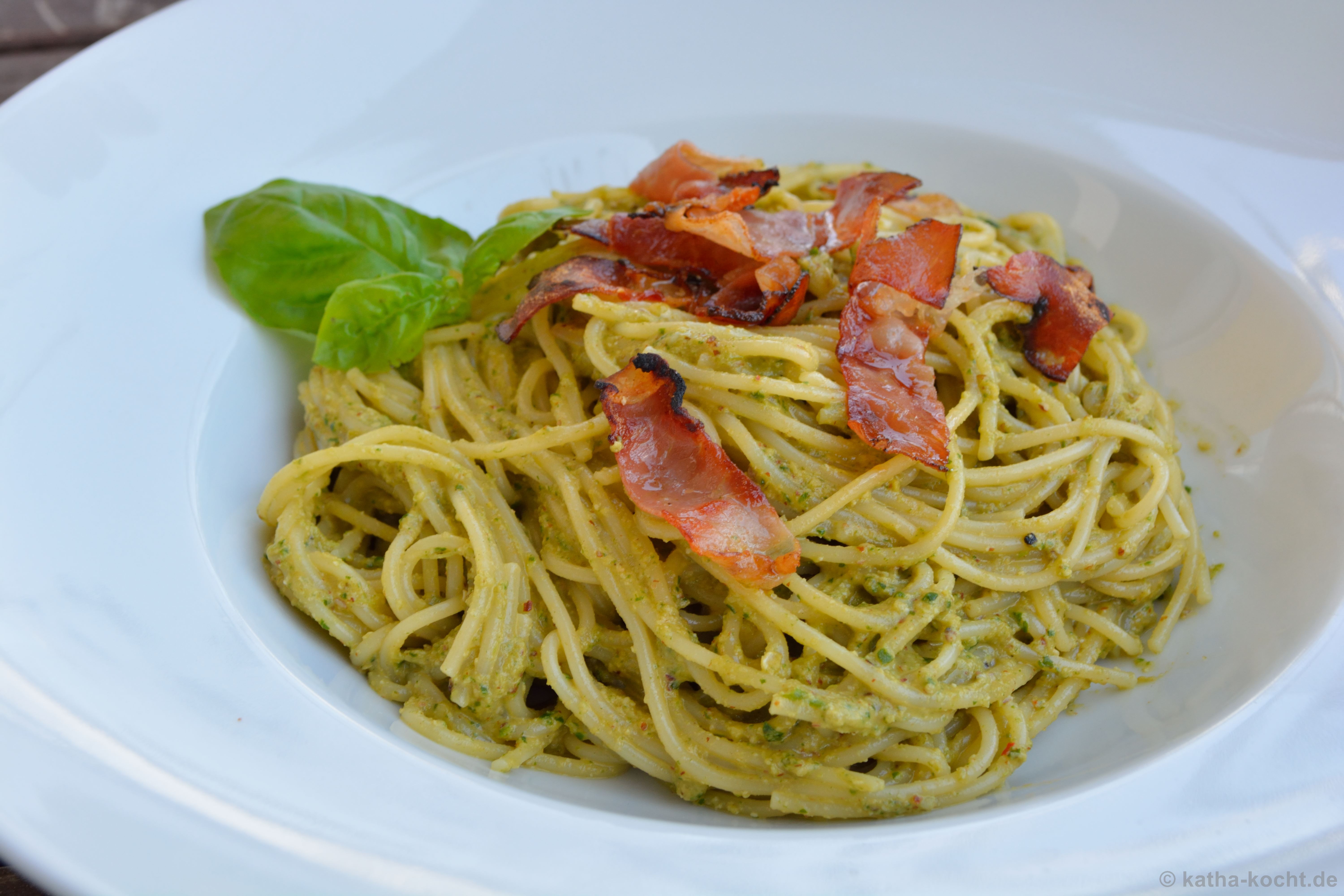 Spaghetti mit Rucola-Pesto und Tiroler Speck - Katha-kocht!