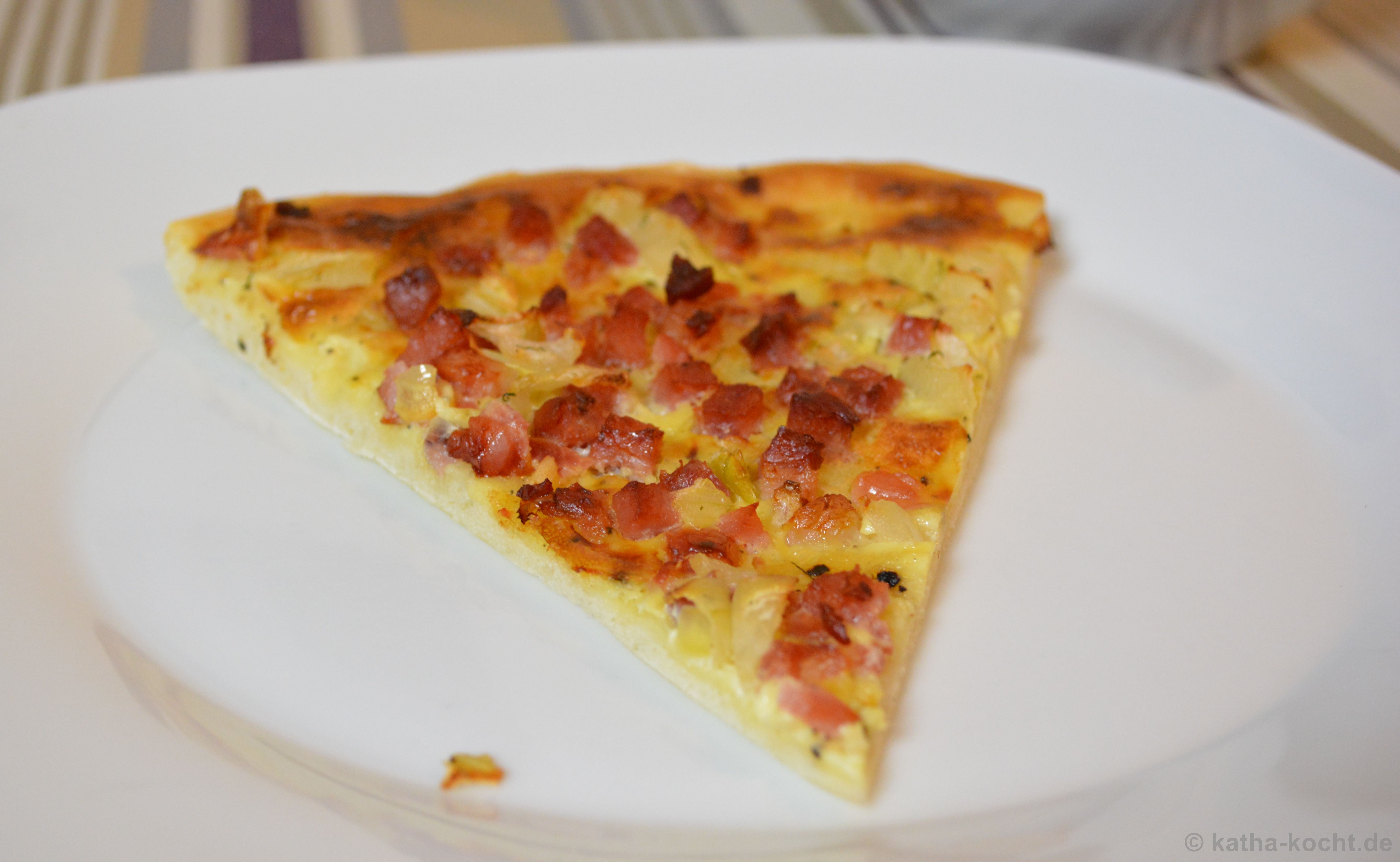 Klassischer Flammkuchen mit Speck und Zwiebeln