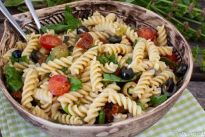 Mediterraner Nudelsalat mit Sardellen und Kapern