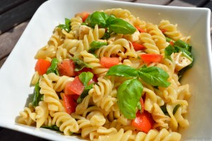 Nudelsalat mit Tomate und Mozzarella