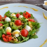 Rucola-Caprese mit Mango-Chili Dressing