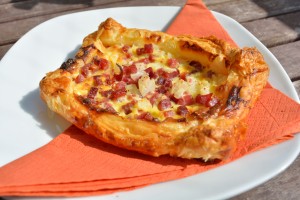 Blätterteigteilchen im Flammkuchen-Style