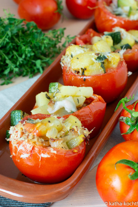 Tapas - Gefüllte Tomaten mit KArtoffeln Zucchini und Speck