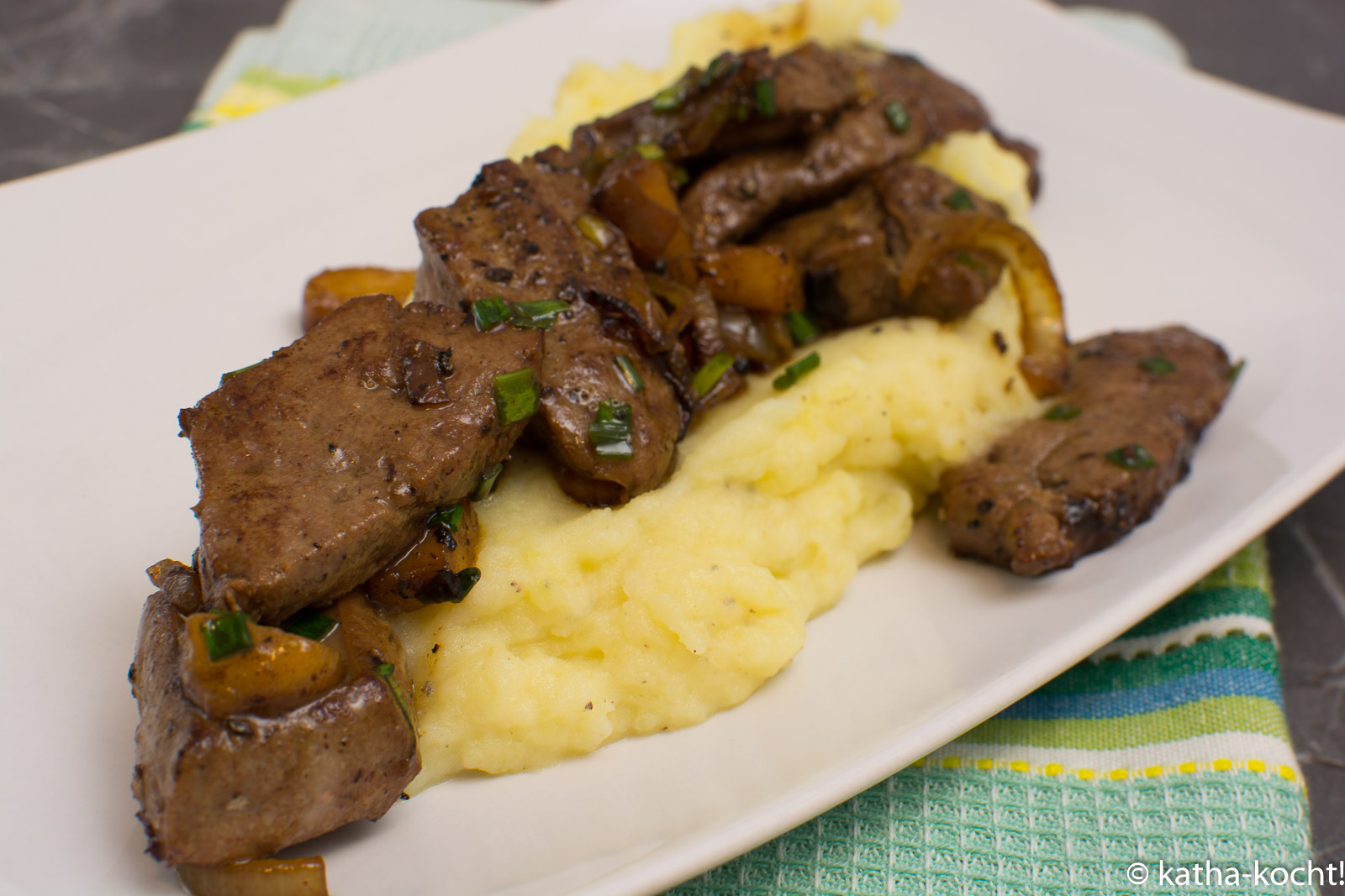 Kalbsleber mit Apfel und Zwiebel in Sherry-Sauce - Katha-kocht!