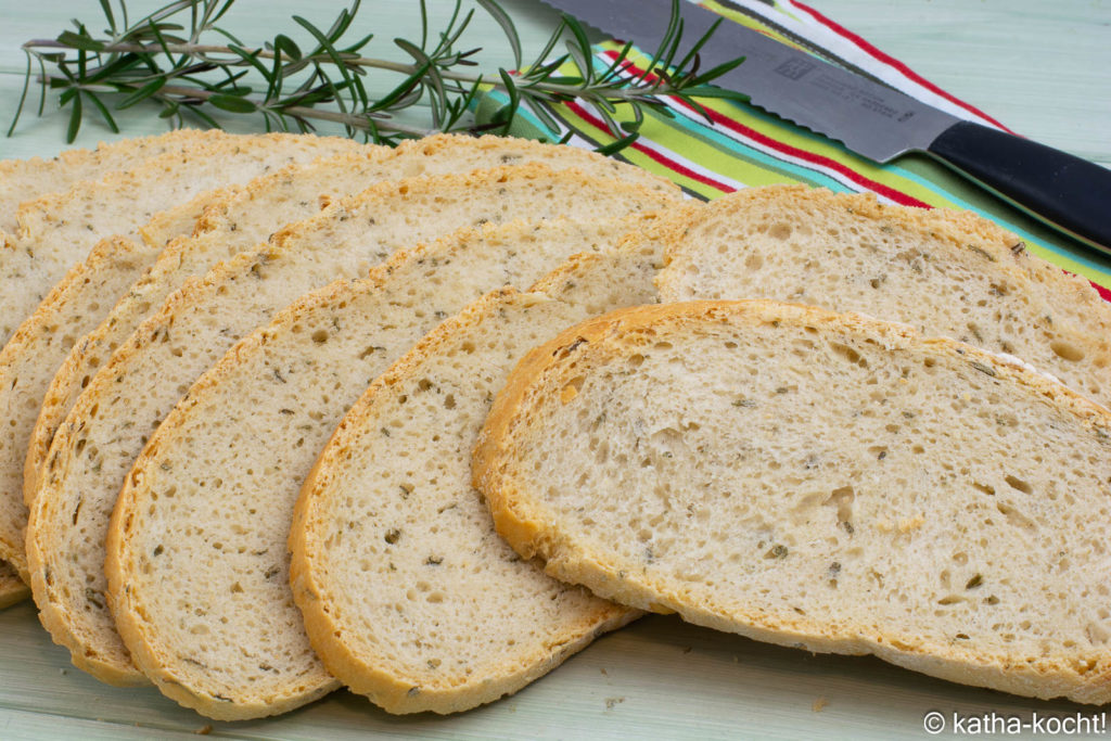 Rosmarinbrot  in Scheiben aufgeschnitten 