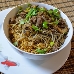 Asiatischer Nudeltopf mit Hackfleisch und Sprossen