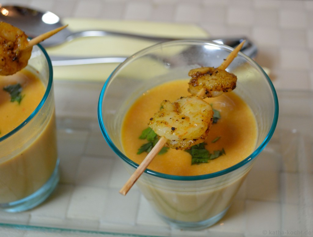 Süßkartoffel-Erdnusscréme-Suppe mit Orangen-Garnelen - Katha-kocht!