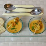 Süßkartoffel-Erdnusscréme-Suppe mit Orangen-Garnelen