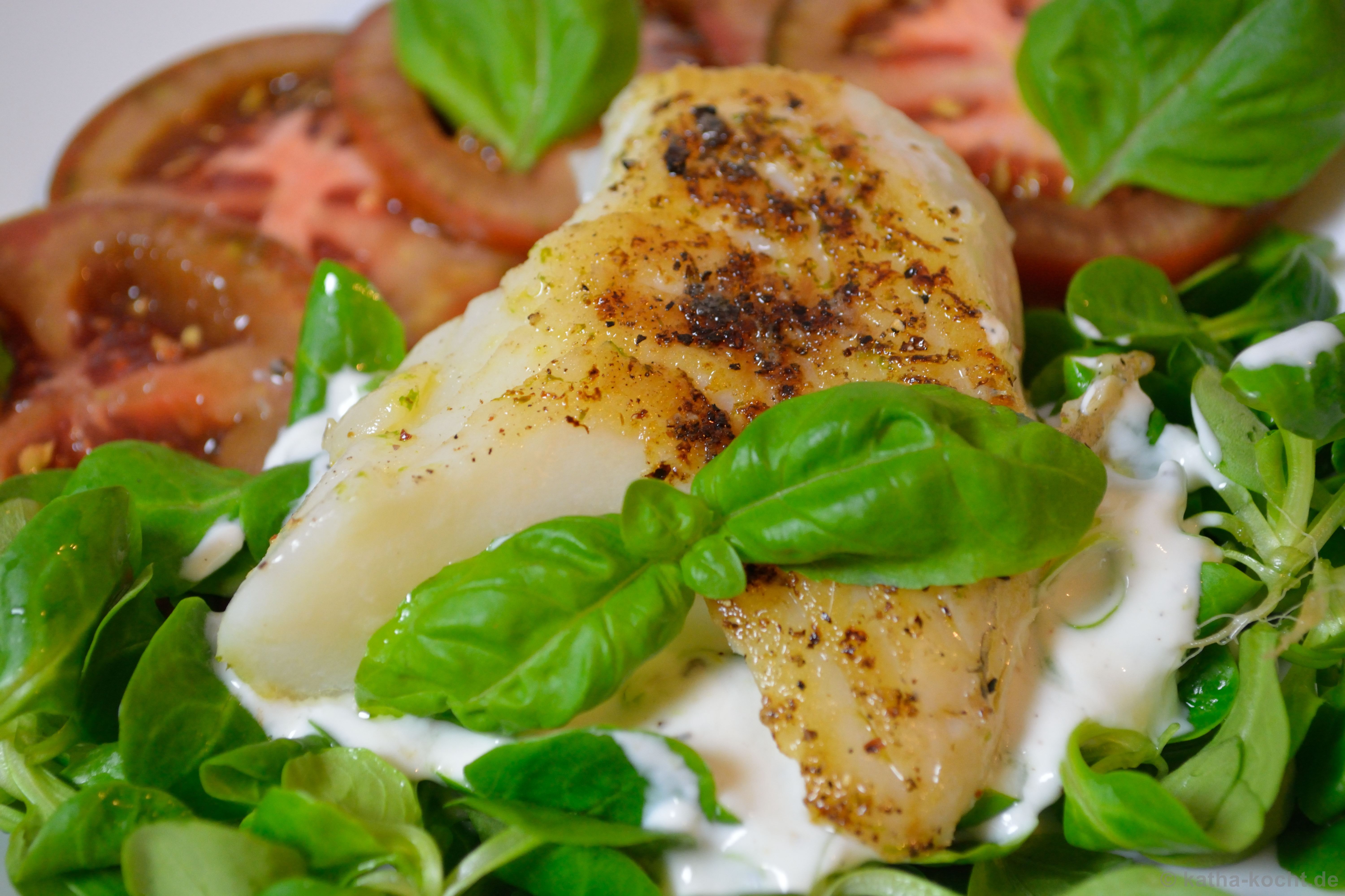 Limetten-Kabeljau mit Joghurtsauce auf Salat