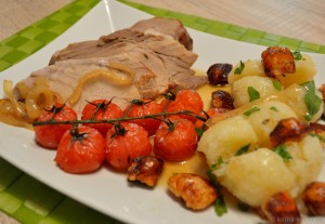 Krustenbraten in Bier mit gebackenen Tomaten