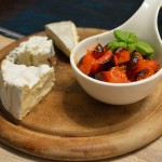 Käse mit Kirschtomaten-Vanille Kompott