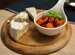 Käse mit Kirschtomaten-Vanille Kompott Käse mit Kirschtomaten-Vanille Kompott