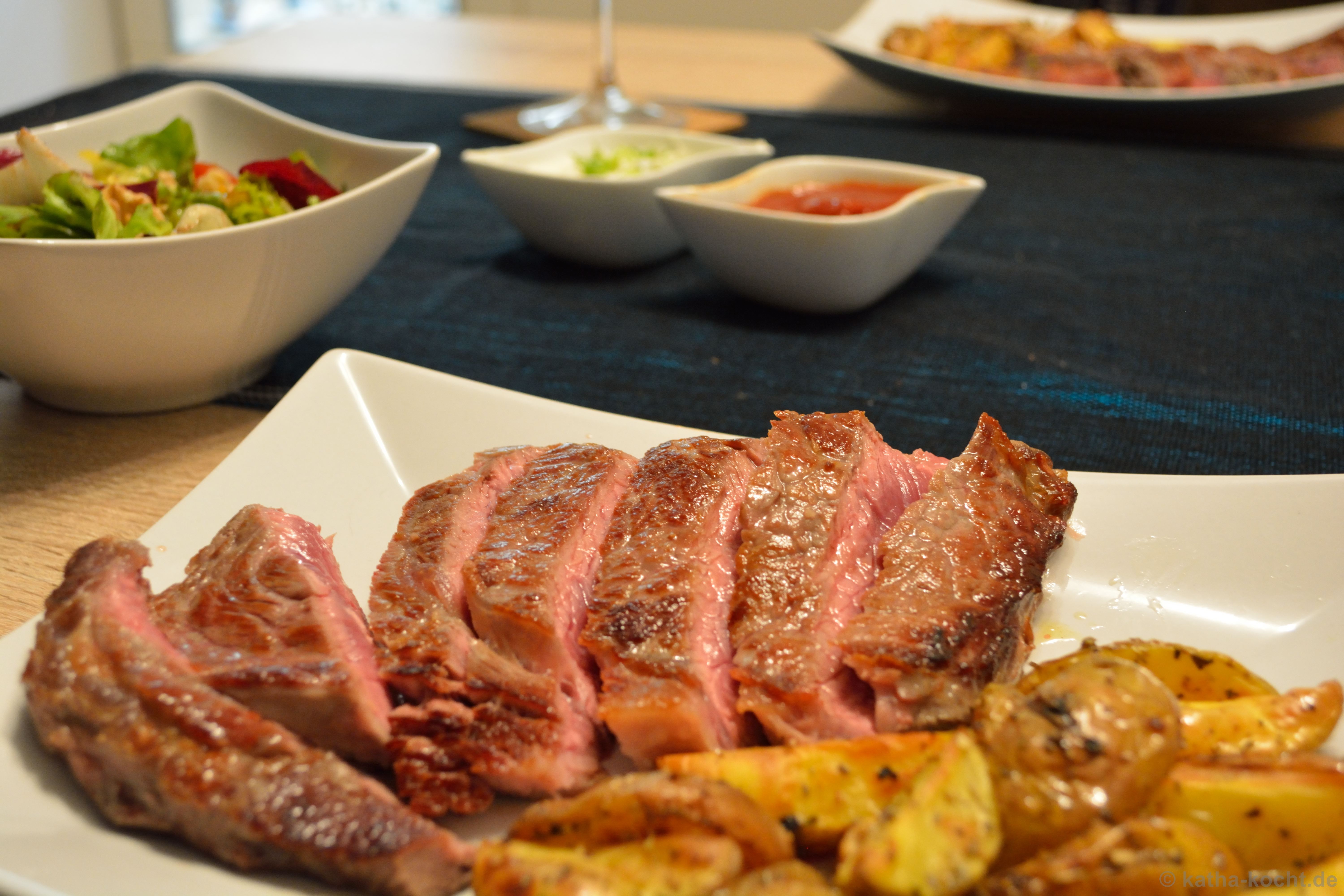 Rumpsteak mit Walnusssalat und Kartoffelspalten