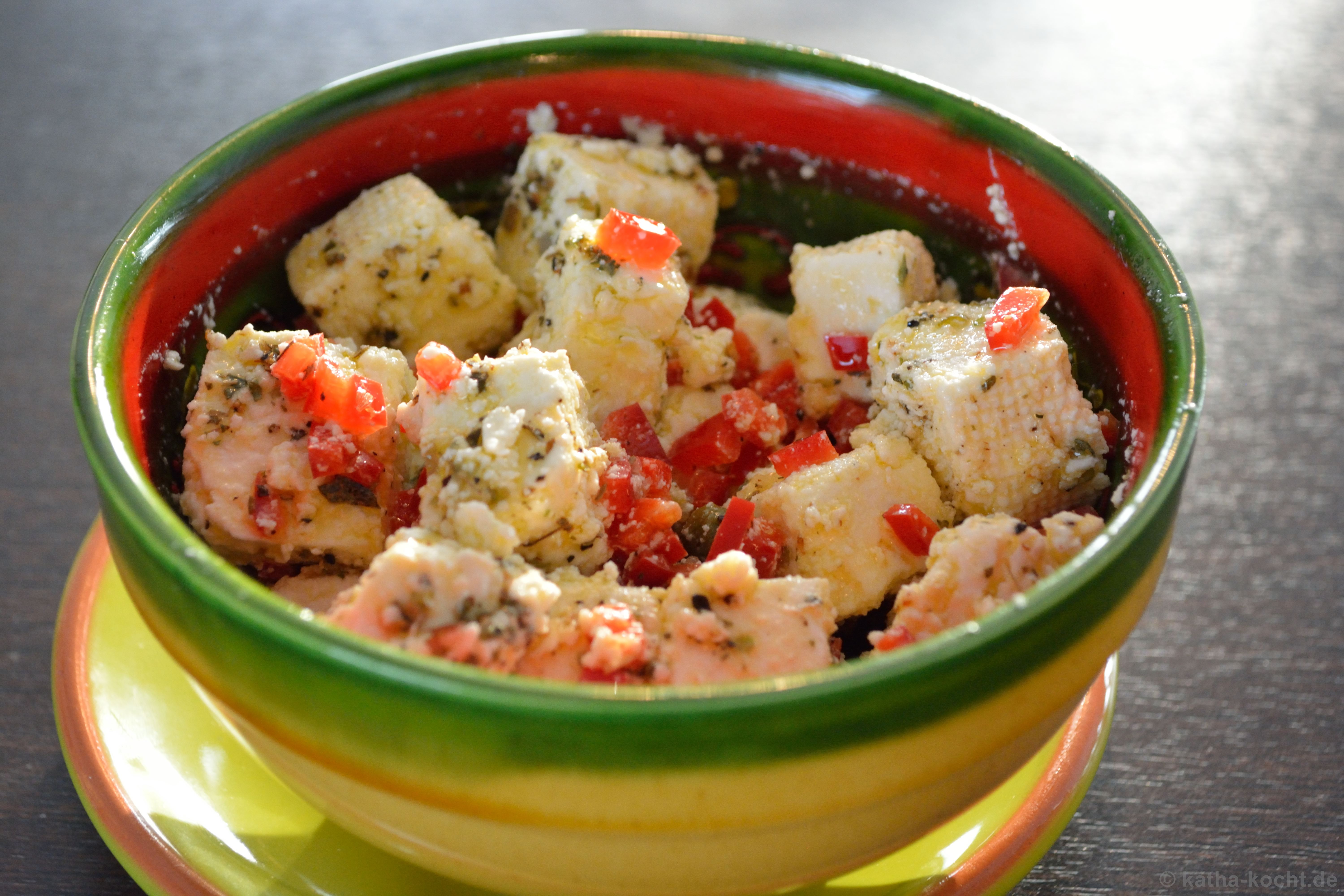 Tapas - Schafskäse mit Kapern und Paprika